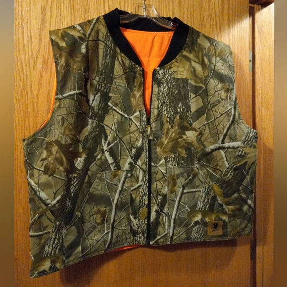 Reversible North American Hunting Club Life Member Realtree Hardwoods Camo Vest - Picture 1 of 6